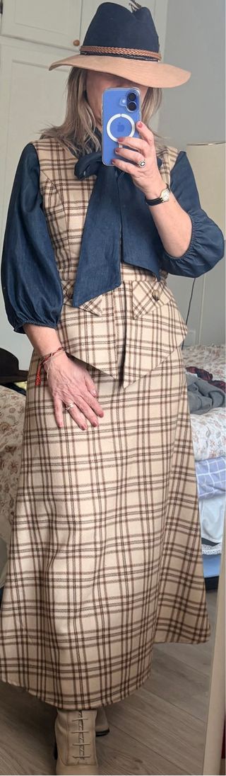 Sombrero lana azul y beige con plumas