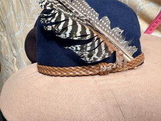 Sombrero lana azul y beige con plumas