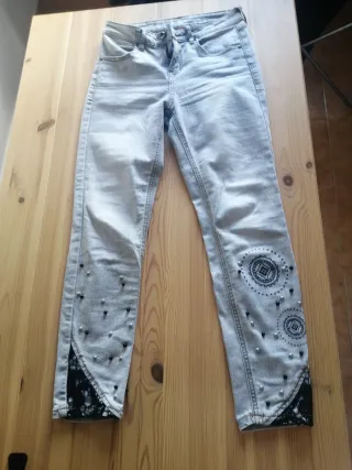 Pantalones Desigual con pedrería y encaje
