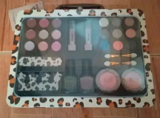 Maletín Maquillaje Magic Studio con 28 artículos!