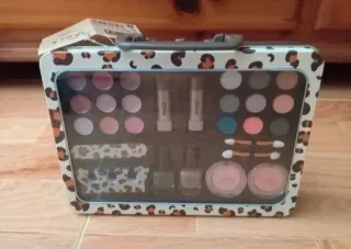 Maletín Maquillaje Magic Studio con 28 artículos!