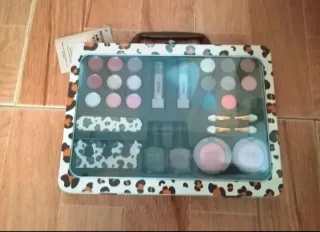 Maletín Maquillaje Magic Studio con 28 artículos!