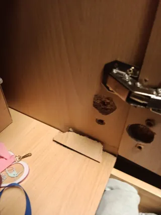 Armario de madera con cajones