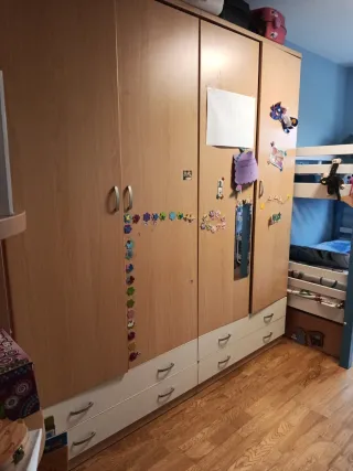 Armario de madera con cajones