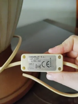 Lámpara de mesa antigua beige y marrón