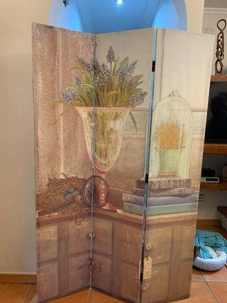 biombo separador de ambientes con un diseño floral