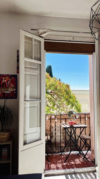 Mesa y sillas plegables de madera y metal