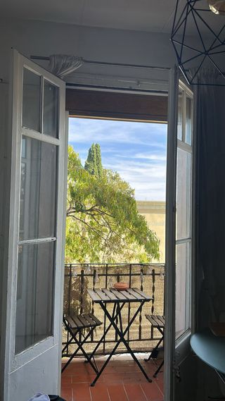 Mesa y sillas plegables de madera y metal