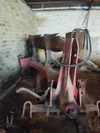 Arado de tractor reversible Noli con tres pantalla