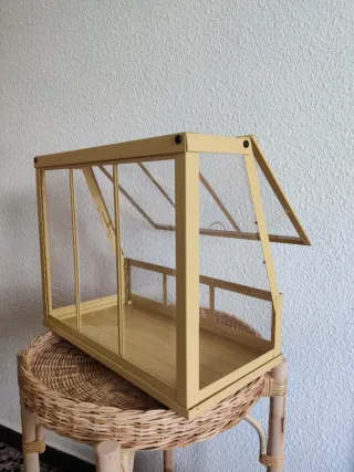 Invernadero de metal amarillo