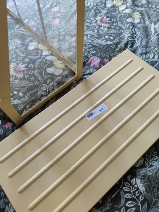 Invernadero de metal amarillo