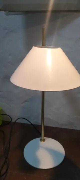 Lámpara de mesa dorada y blanca