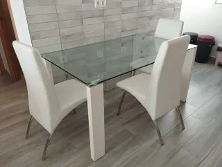 Mesa cristal 1.50 x 0.90y 4 sillas piel blanca,