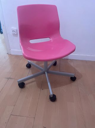 Silla de escritorio rosa con ruedas