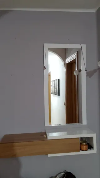 Recibidor moderno con espejo y cajón