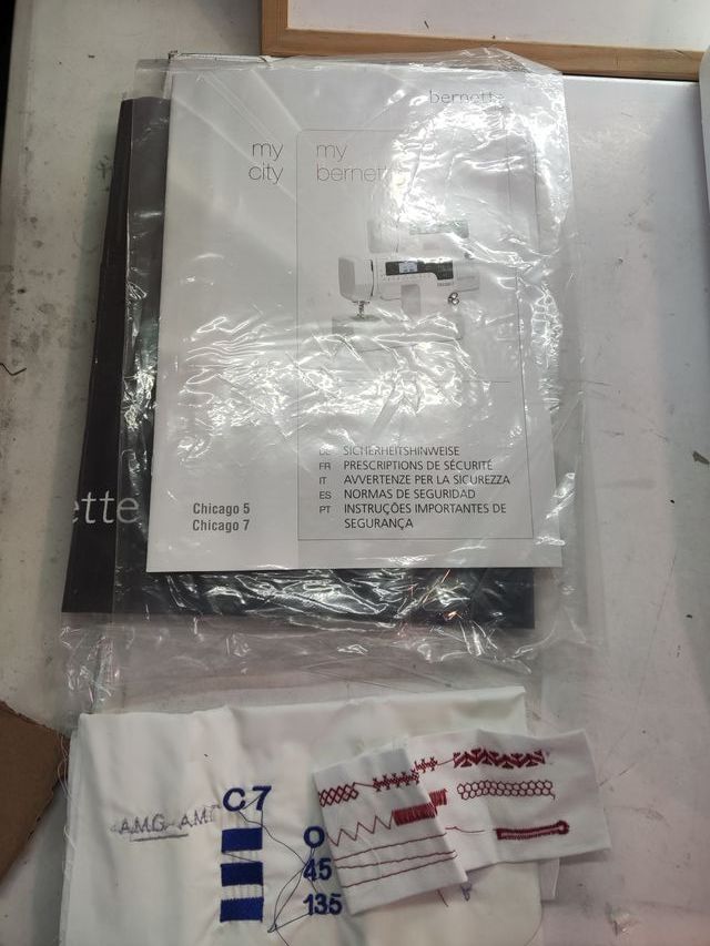 Máquina de Coser y Bordar Bernette Chicago 7