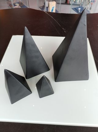 Conjunto 4 pirámides negras