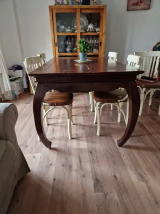 Mesa de comedor de madera oscura