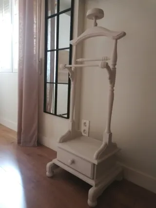 Perchero de pie de madera blanco restaurado.