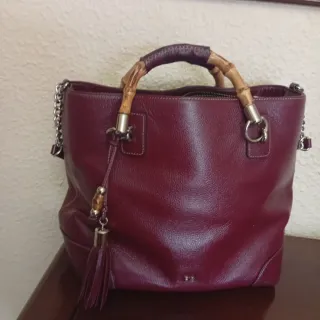 Bolso de piel burdeos de Purificación García