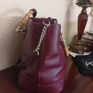 Bolso de piel burdeos de Purificación García