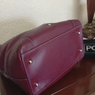 Bolso de piel burdeos de Purificación García