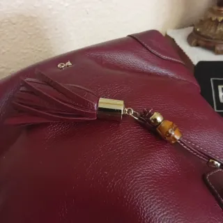 Bolso de piel burdeos de Purificación García