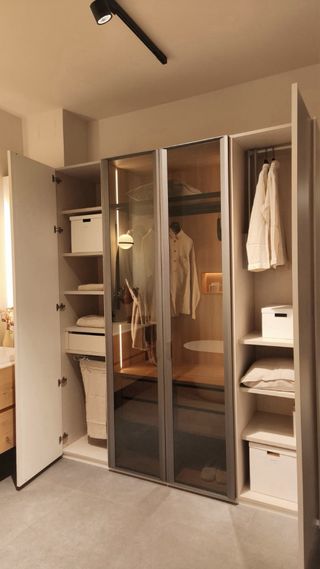 Mueble baño y vestidor madera y cristal