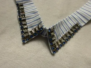 Colletto Motivi con bottoni e brillanti