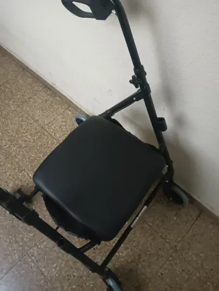 Andador con ruedas y frenos nuevo
