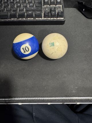 Bolas de billar azul y blanca