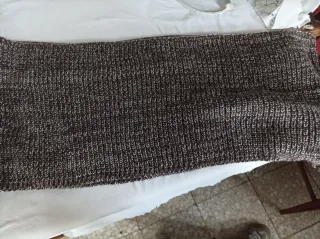 Cuello tejido marrón y plateado