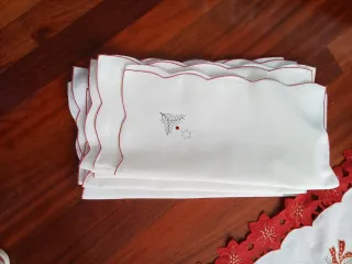 Mantel Navidad Bordado Rojo y Blanco