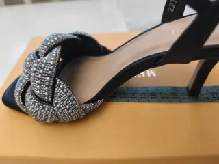 Zapatos de tacón joya negros y plateados