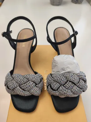 Zapatos de tacón joya negros y plateados