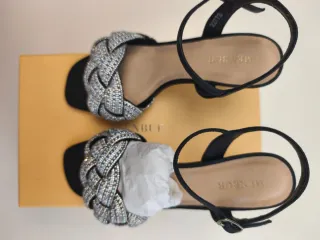 Zapatos de tacón joya negros y plateados