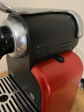 Cafetera Nespresso DeLonghi Essenza Roja