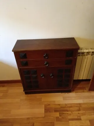 Armario de madera con puertas de cristal