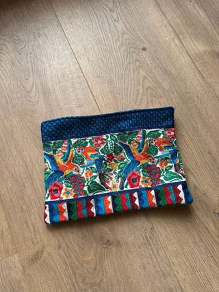 Bolso de mano bordado con loros y rayas