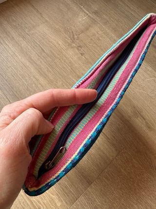 Bolso de mano bordado con loros y rayas