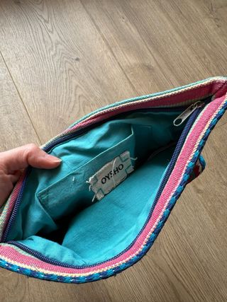 Bolso de mano bordado con loros y rayas