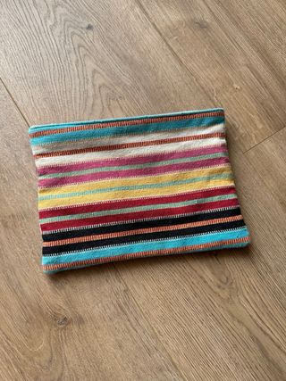 Bolso de mano bordado con loros y rayas