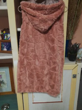 Chaqueta sin mangas rosa peluda