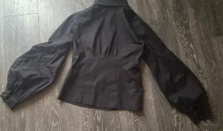 Camisa negra mangas abullonadas