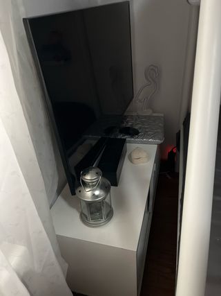 Mesa auxiliar moderna blanca para televisión