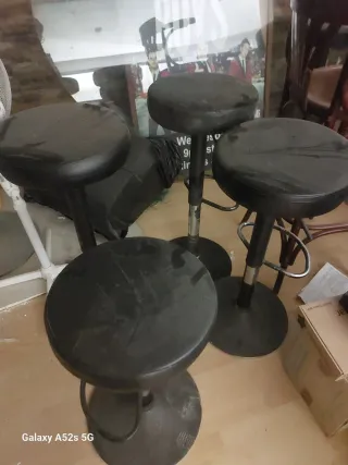 Banquetas negras de metal y piel sintética