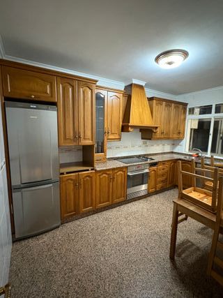 Cocina de madera con electrodomésticos