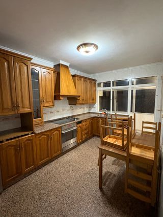 Cocina de madera con electrodomésticos