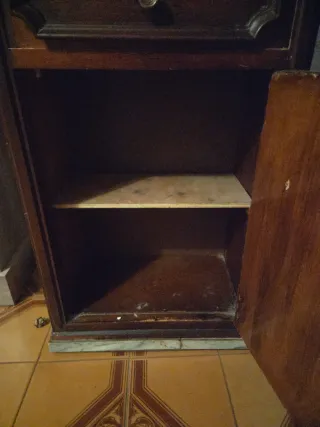 Taquillon antiguo de madera con detalles