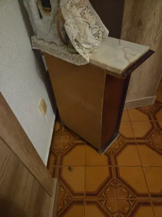 Taquillon antiguo de madera con detalles